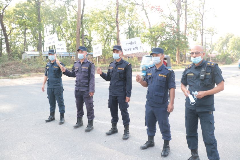 चितवनमा प्रहरीको मास्क अभियान तिव्र, अनिवार्य लगाउन आव्हान