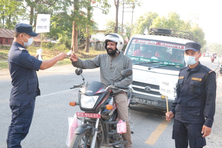 चितवन प्रहरीको अभियान : तपाईँको मास्क खोइ ?