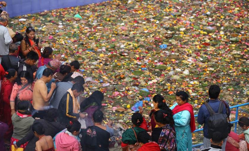 आमाको मुख हेर्ने दिन : मातातीर्थमा दर्शनार्थीको भीड