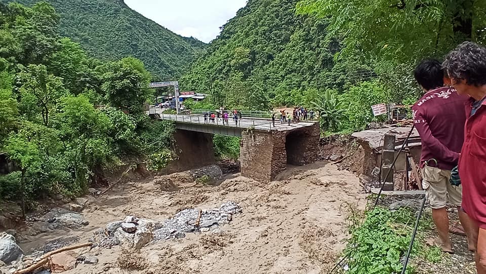 मौवा खोलाले धार परिवर्तन गरेपछि झन् समस्या, पृथ्वीराजमार्ग आज पनि नखुल्ने