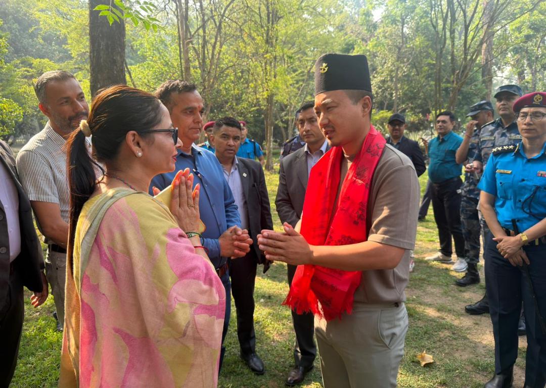 चितवनमा रास्वपा नेतासँग भेट गर्दै गृहमन्त्री गुरुङ