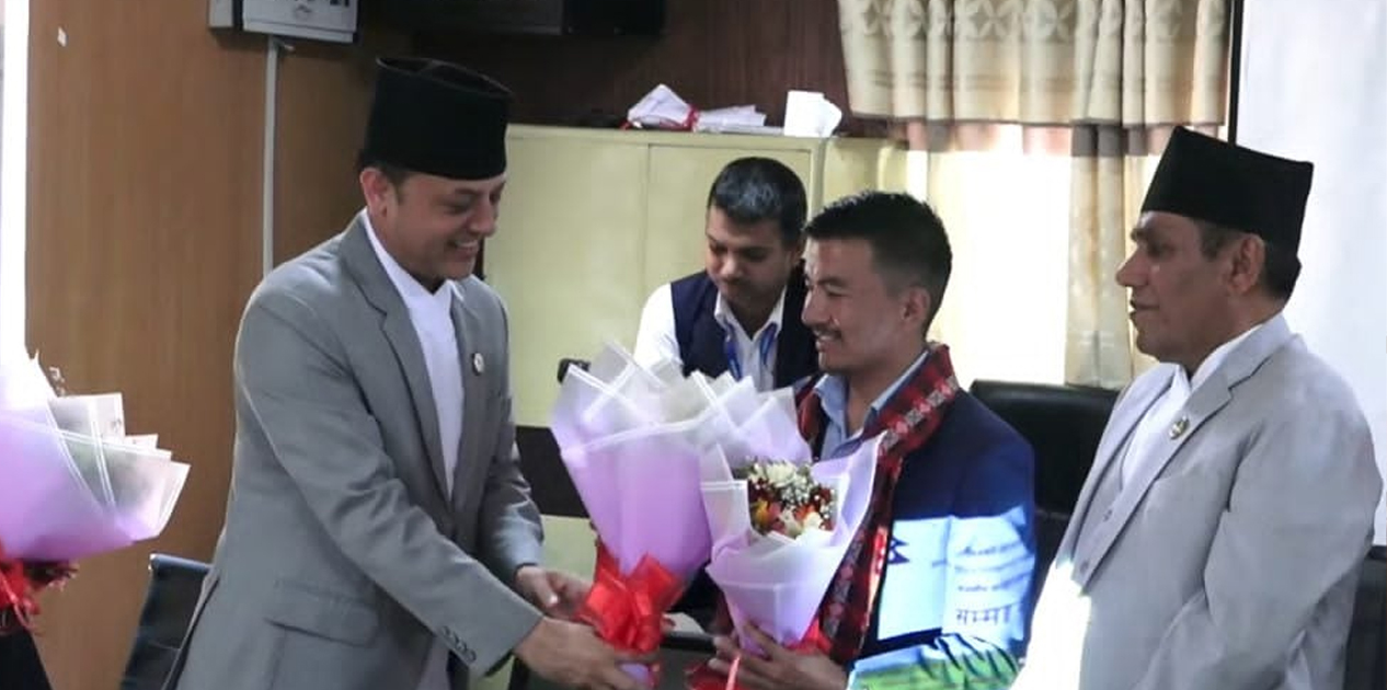 सगरमाथा १० पटक आरोहण गरेका सांसद मिङ्मा शेर्पालाई संघीय संसदद्वारा सम्मान
