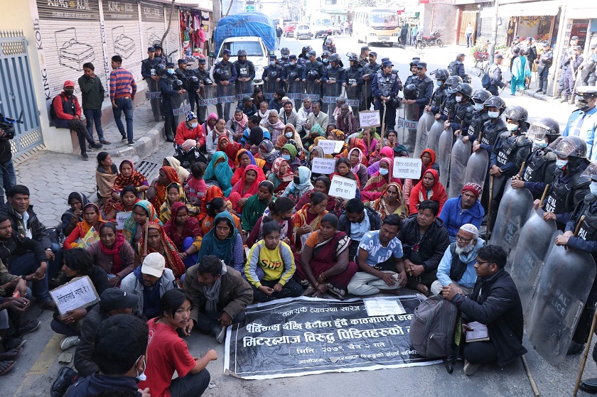 मिटरब्याजी पीडितद्वारा गृहमन्त्री श्रेष्ठको राजीनामा माग