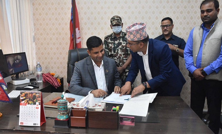 इम्बोस्ड र स्मार्ट लाइसेन्स वितरणबारे अध्ययन गर्ने यातायातमन्त्री राईको पहिलो निर्णय