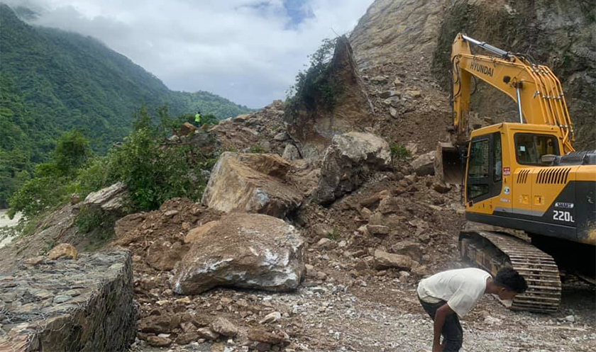 नाग्दी खोला नजिक पहिरो झर्दा पृथ्वी राजमार्ग अवरुद्ध