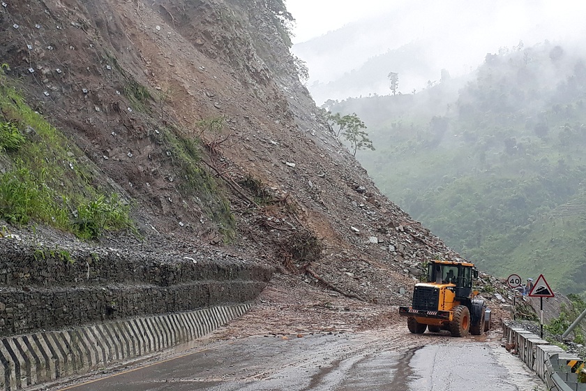 नारायणगढ–मुग्लिन सडक खण्डको पाँचकिलोमा पहिरो, सडक दुईतर्फी अवरुद्ध