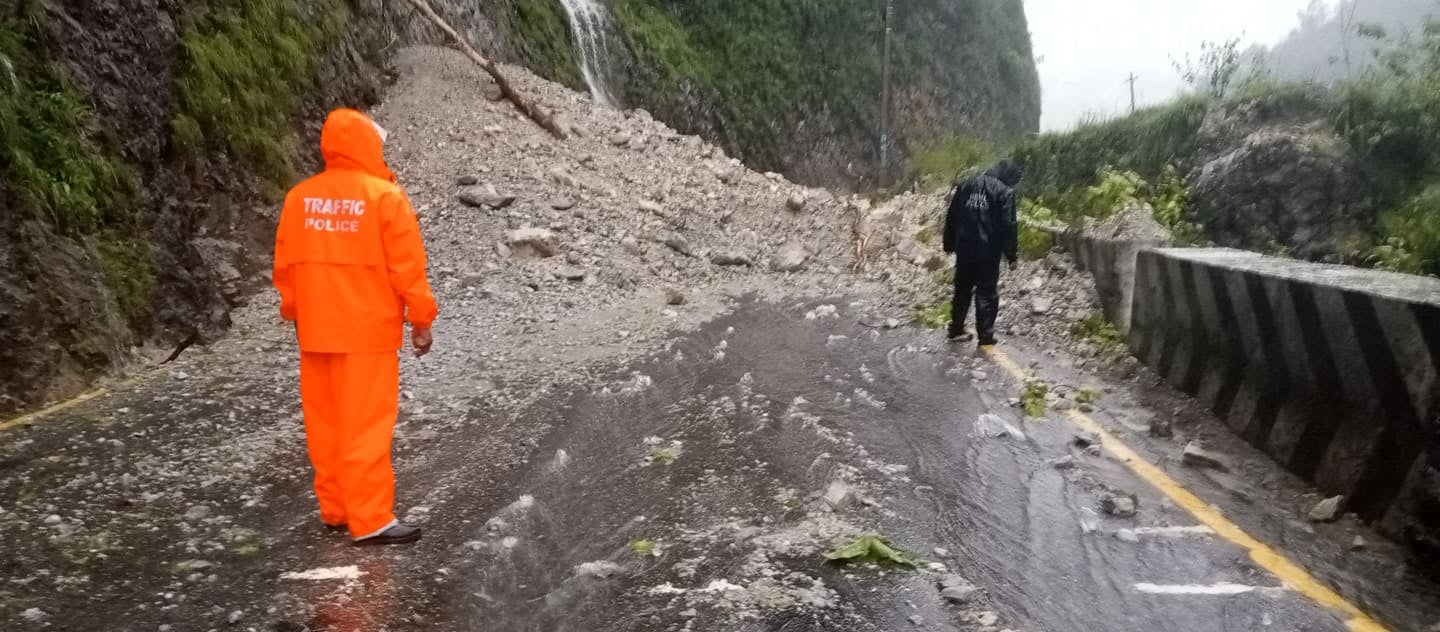 धादिंगमा पहिरो सवारीसाधनमा पुरिदा दुईजनाको मृत्यु, ६ जना घाईते