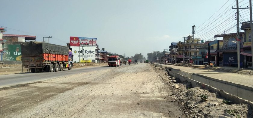 नारायणगढका सडक सीमाभित्रका संरचनामा डोजर चलाइँदै