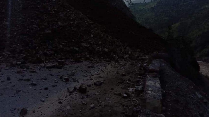 पहिरोले नारायणगढ–मुग्लिन सडकखण्ड अवरुद्ध