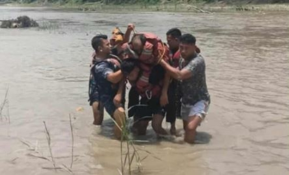 नारायणी नदीमा बग्दै आएका पुरुषको जीवितै उद्धार