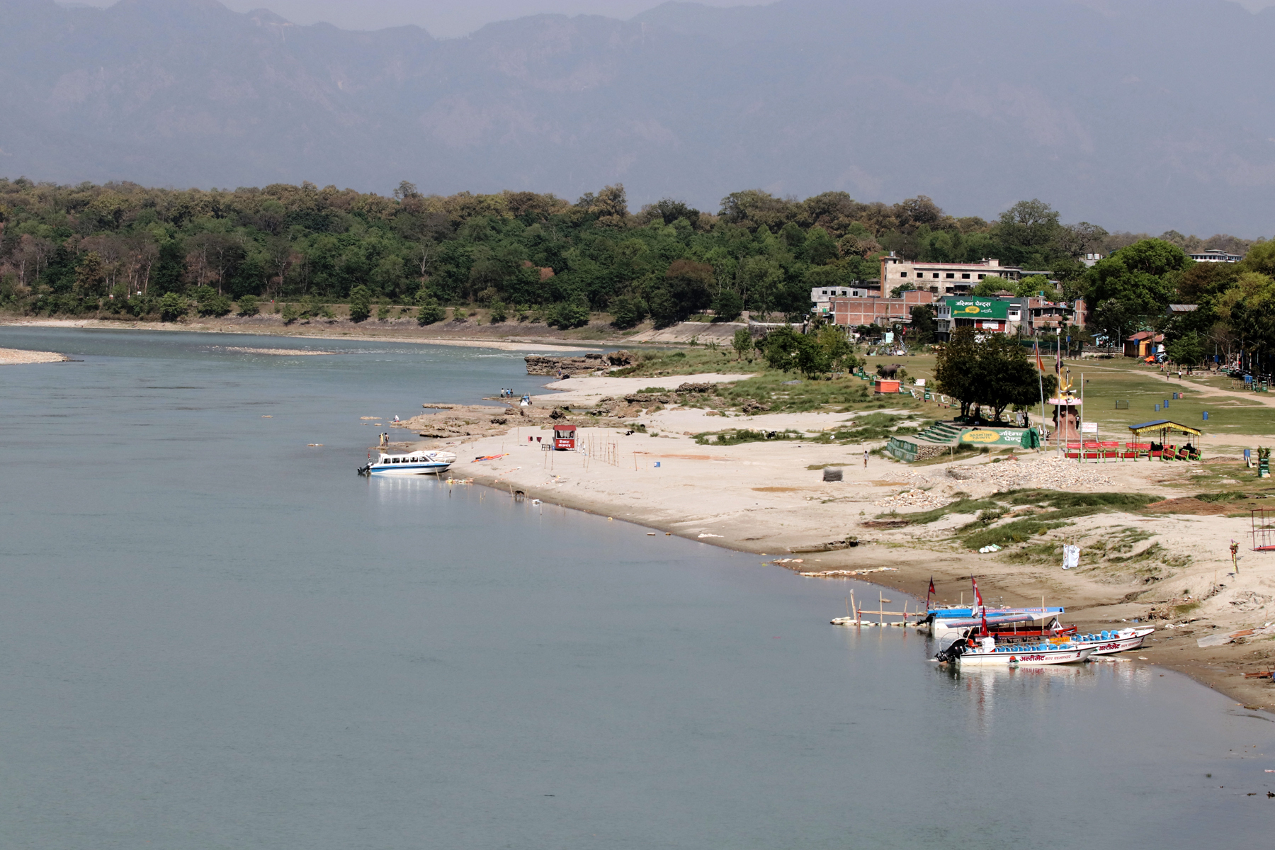 सुनसान नारायणी नदी किनार