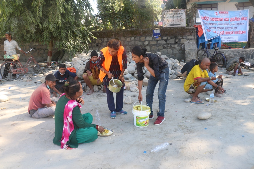 दशैंमा बेवारिसेहरुलाई खाना खुवाउने कार्यक्रम सकियो, तिहारमा पनि खुवाइने