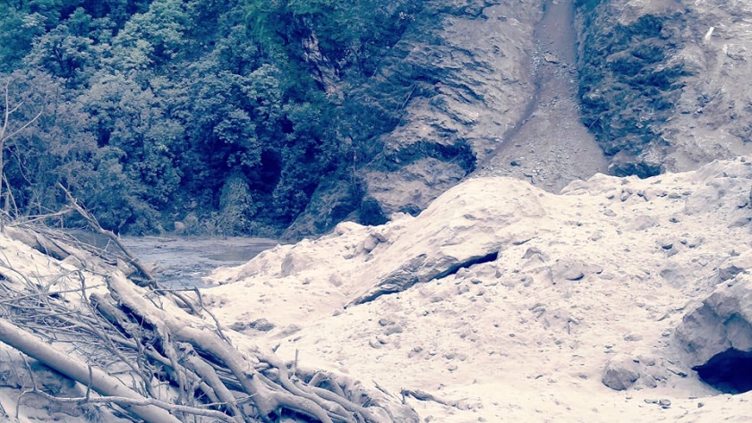 पहिरोले गोरखाको नौलीखोला थुनिएर ताल बन्दै गएपछि फुट्ने आशंकामा स्थानिय त्रसित