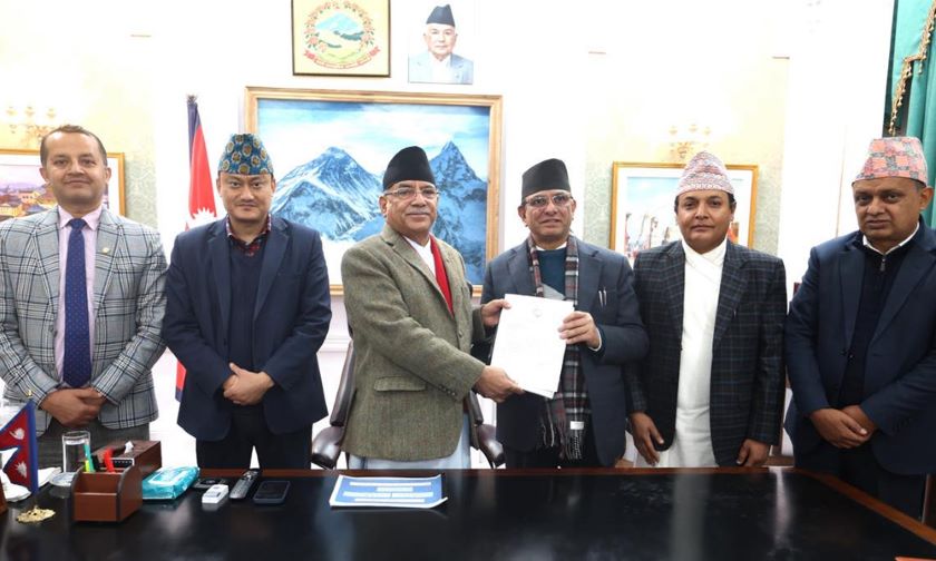 एनसेल खरिदबिक्री प्रकरण : छानबिन समितिले प्रधानमन्त्रीलाई बुझायो प्रतिवेदन