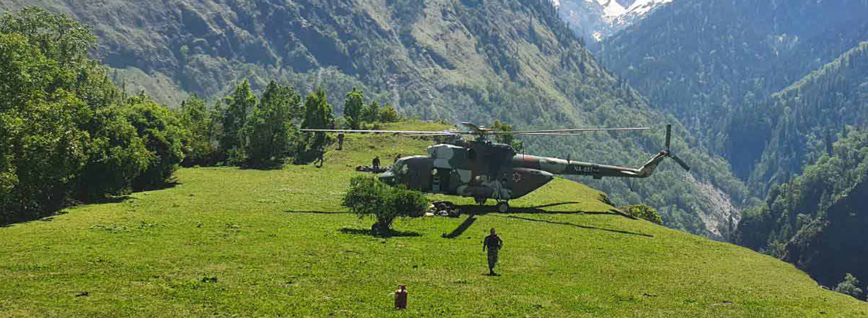 बाटो निर्माणका लागि फौज तैनाथ गर्दै नेपाली सेनाको हेलिकप्टर