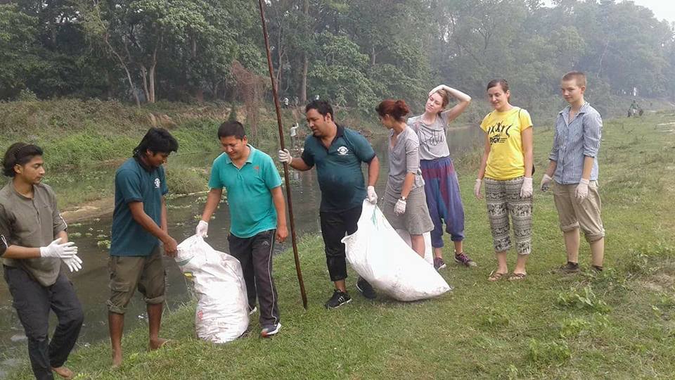 विश्व पानी दिवसमा ढुंग्रेखोला सरसफाई