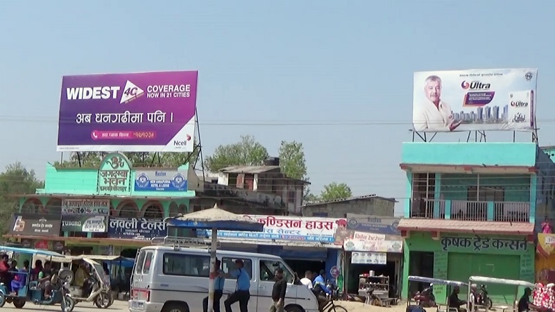 राजमार्गका प्रचार सामग्री हटाइँदै