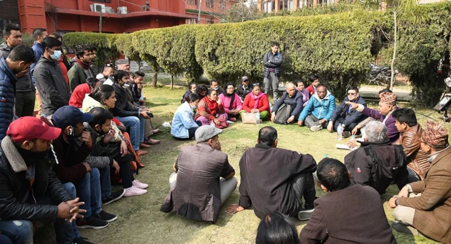 चीनमा रहेका नेपालीलाई फिर्ता ल्याउन माग गर्दै स्वास्थ्य मन्त्रालय पुगे अभिभावक