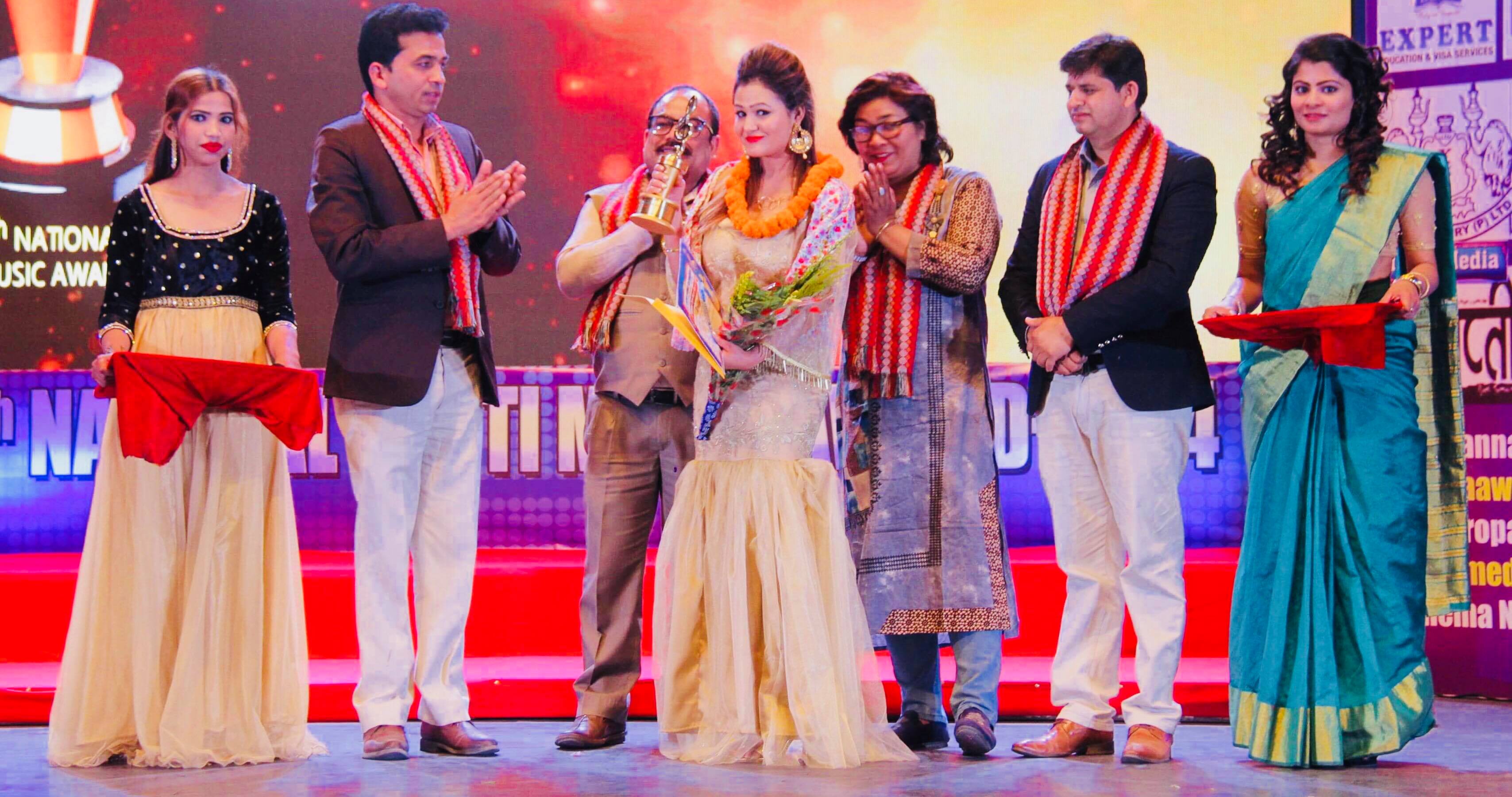 गायिका तथा मोडल सिर्जुले  हात परिन् बहुमुखी प्रतिभा छैठौं राष्ट्रिय राप्ती म्युजिक अवार्ड २०७४