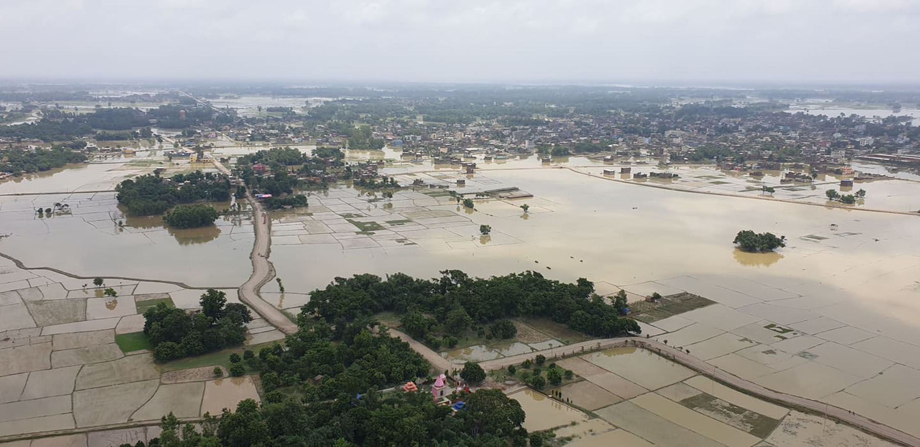 बाढी प्रभावित जनता दिनभर तातो घाम र राती बादल लागेको आकाश हेरेर जीवन जीउन बाध्य