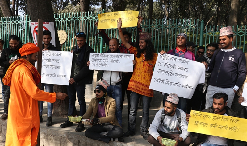 राष्ट्रपतिलाई गाडी किन्न भीख माग्दै युवा