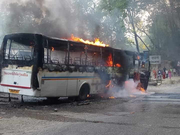 पृथ्वी राजमार्गमा गुडिरहेको बसमा आगलागी