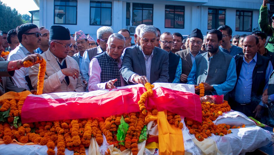 बास्तोलाको अन्तिम संस्कार, कांग्रेसले ३ दिन झन्डा आधा झुकाउने, १३औँ दिन शोकसभा