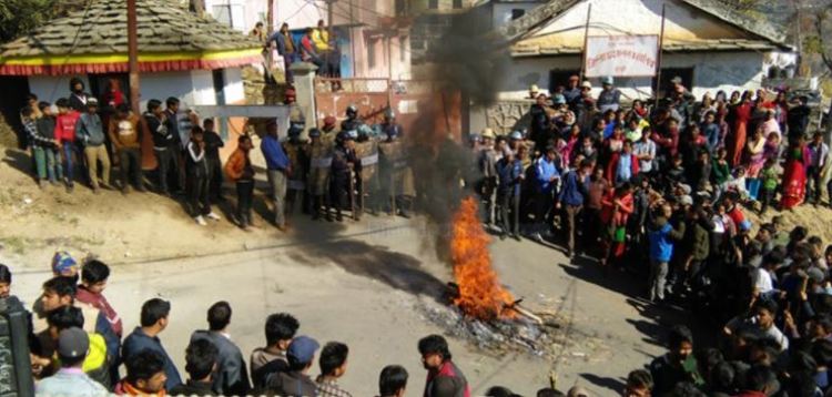 डोटीमा आन्दोलन उग्र बन्दै : १० राउण्ड हवाइ फायर, तीन घाइते