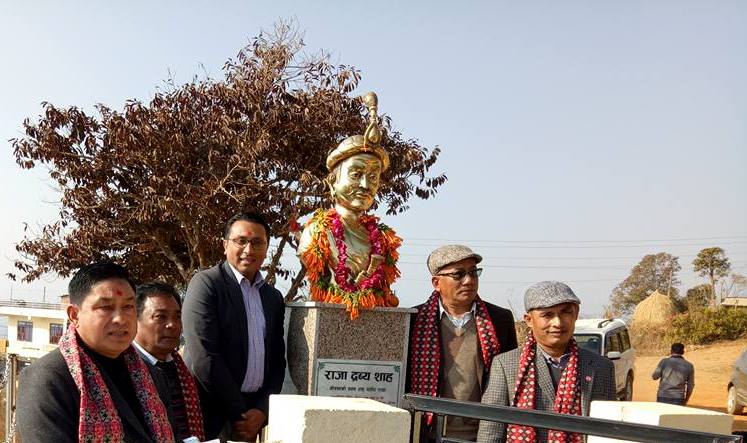 गोरखा पस्लाङ चौतारामा द्रव्य शाहको शालिक स्थापना