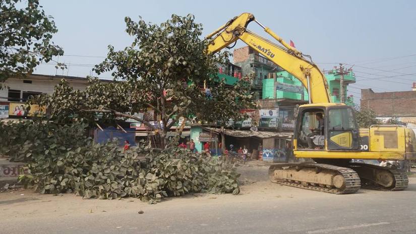 दसगजामा निर्मित संरचनामा डोजर