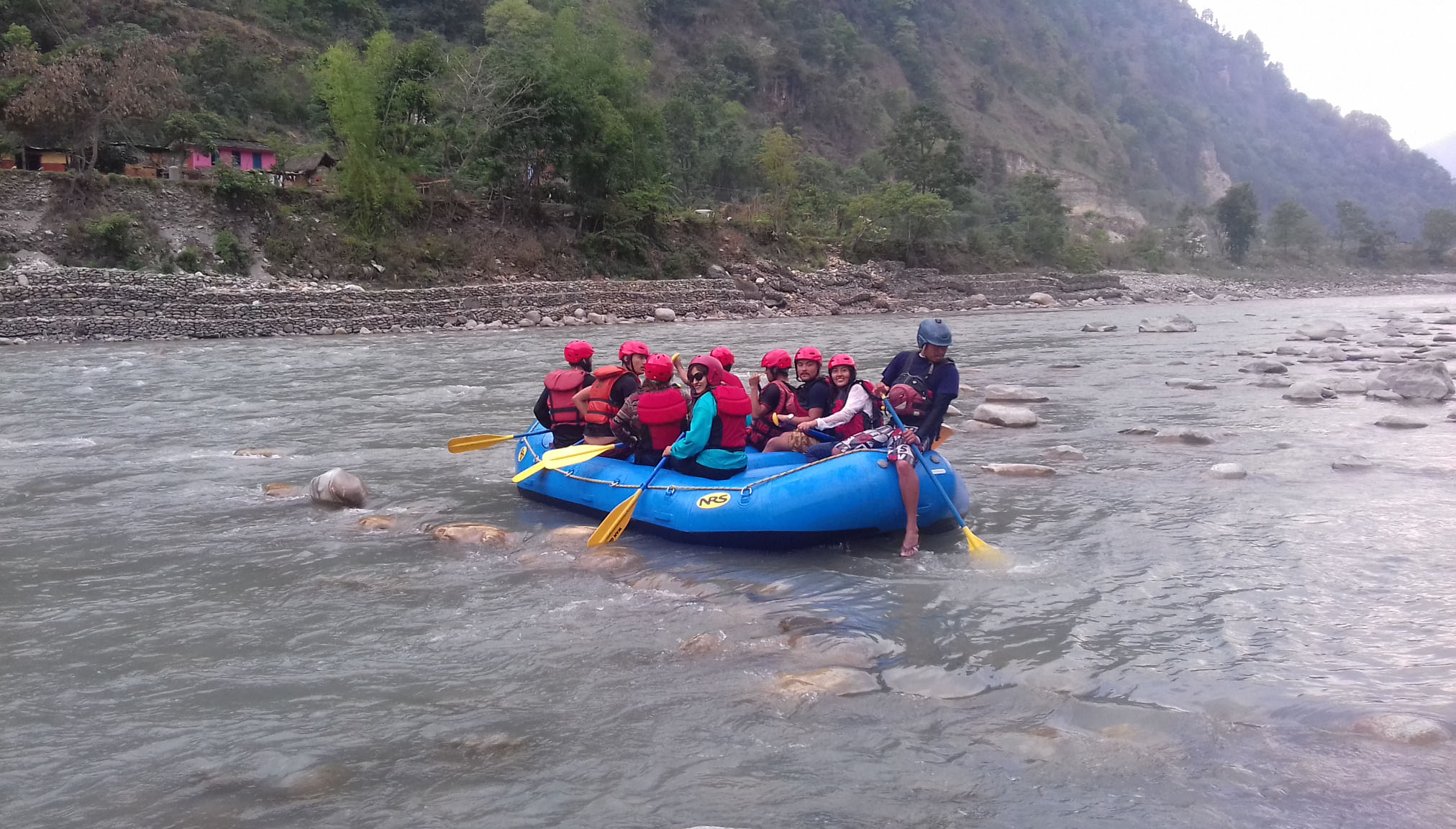 र्‍याफ्टिङमा रमाउँदै पर्यटक