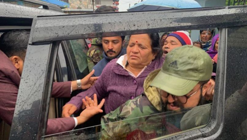 मन्त्री अधिकारीका बुबाआमालाई काठमाडौं ल्याइयो