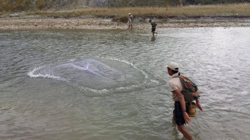 माछासँगै बग्यो माझीको रोजीरोटी