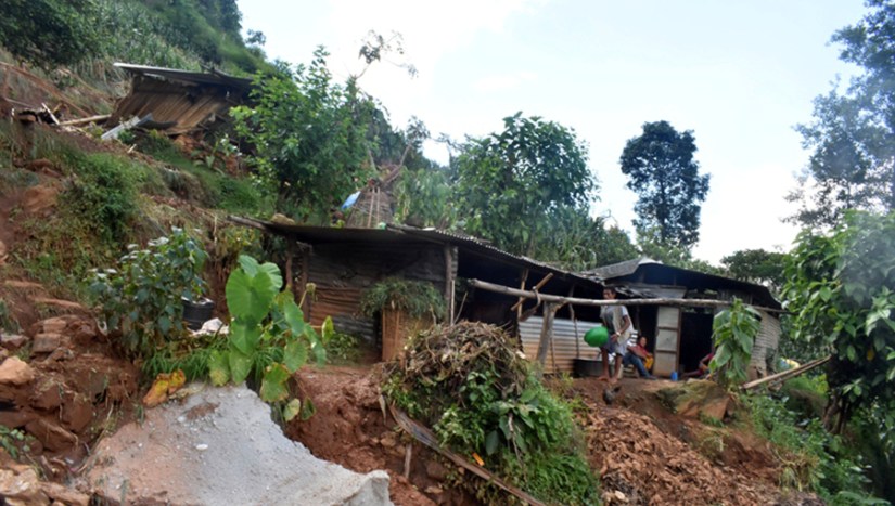 पहिरोका कारण काभ्रेपलाञ्चोकको १८ घर जोखिममा, एक  बालकको मृत्यु