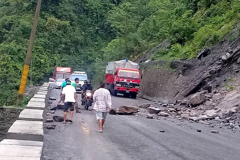 सुख्खा पहिरो खसेपछि नारायणगढ मुग्लिन सडकखण्डमा यातायात बन्द