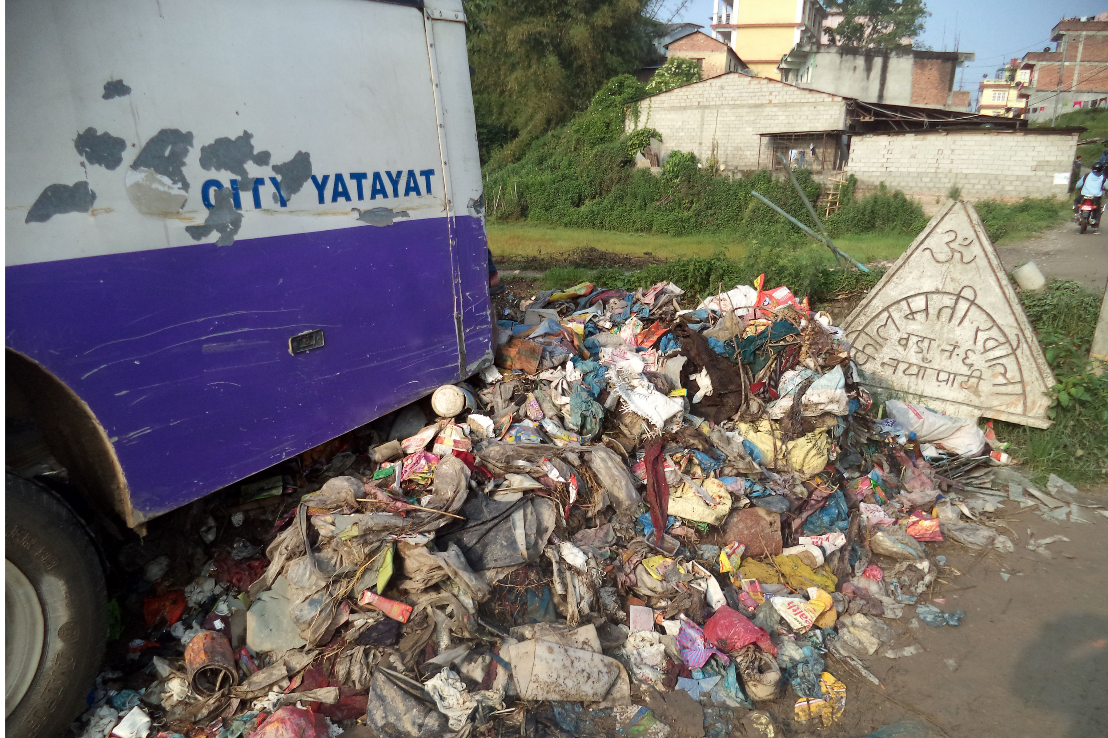 वाग्मती सफाइ अभियानले उठाएको फोहर एक हप्तासम्म सडकमै