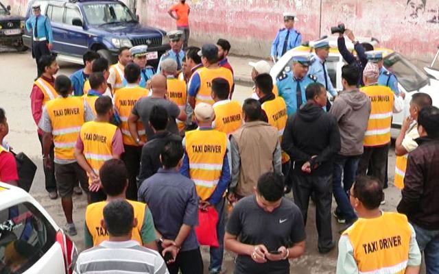 काठमाडौँमा ट्याक्सी ड्राइभरले पहेँलो ज्याकेट लगाउनैपर्ने नियम राखेपछि चितवनमा पनि पहल