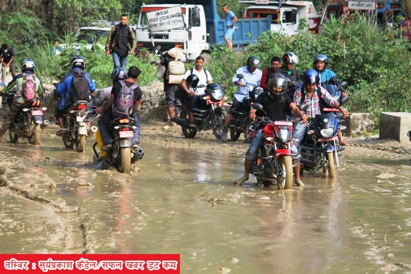 पहिरोका कारण अवरुद्ध सिद्धार्थ राजमार्ग एकतर्फी रुपमा सञ्चालन