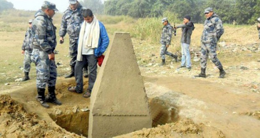 ढलेका सीमा स्तम्भ जिर्ण, बाढी आए स्तम्भ बगाउने डर