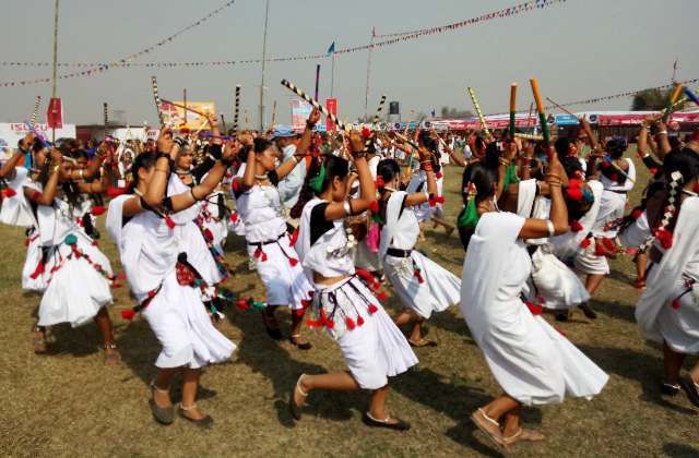 थारू संस्कृतिमा लोभिन्छन् सौराहा आउने पर्यटक