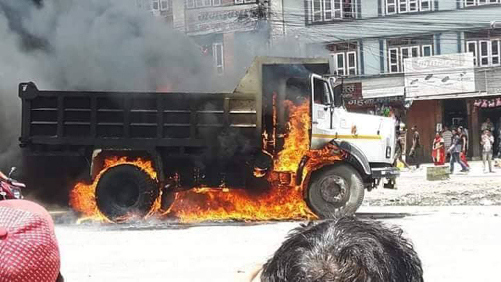 ट्रिप्परले मोटरसाइकललाई ठक्कर दिएपछि भक्तपुरमा ट्रिप्पर आगजनी