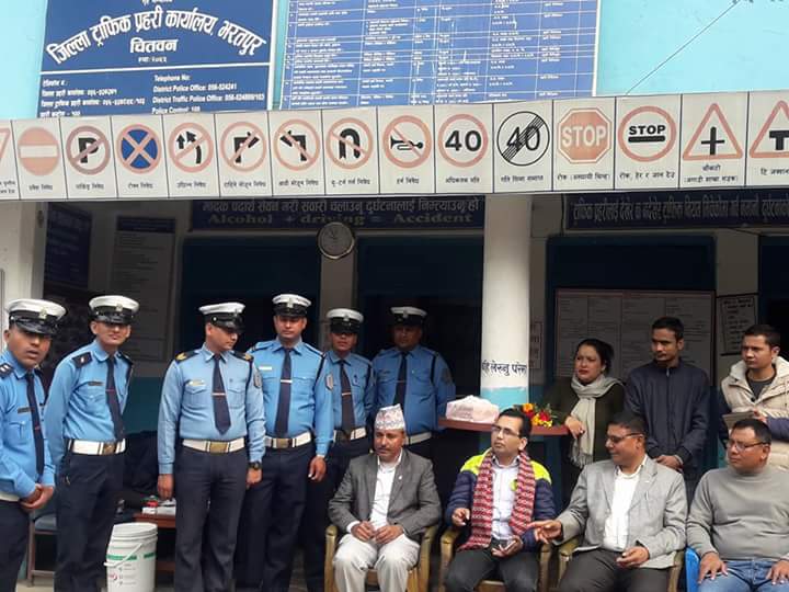 डाक्टर भोजराज अधिकारीको जन्मदिनको अवसरमा ट्राफिक  प्रहरीहरुलाई स्वास्थ्य परीक्षण