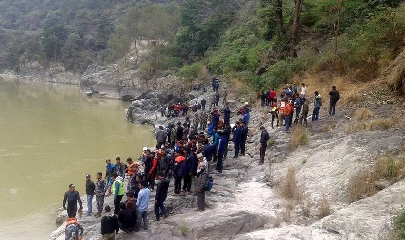 मिनी ट्रक त्रिशुली नदि किनारमा खस्दा २ घाईते