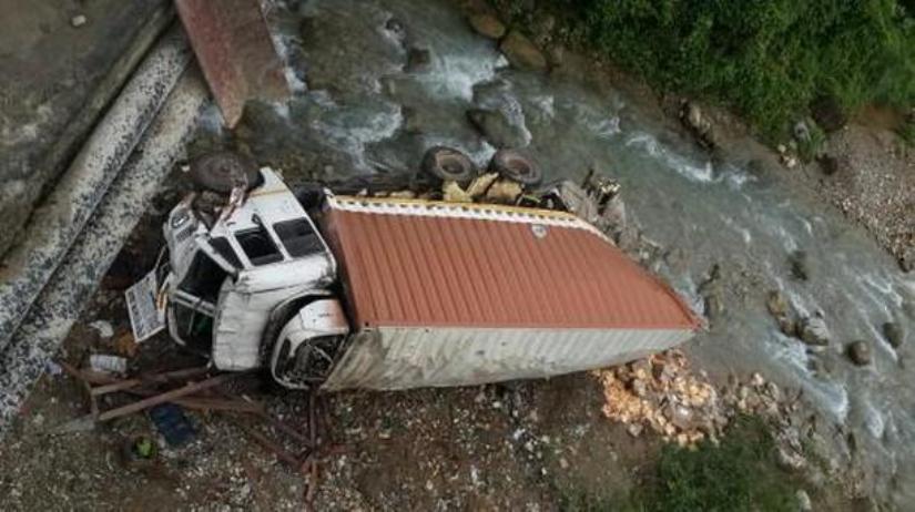 जुगेडी पुलबाट ट्रक खस्दा दुई जनाको मृत्यु, एक जनाघाइते