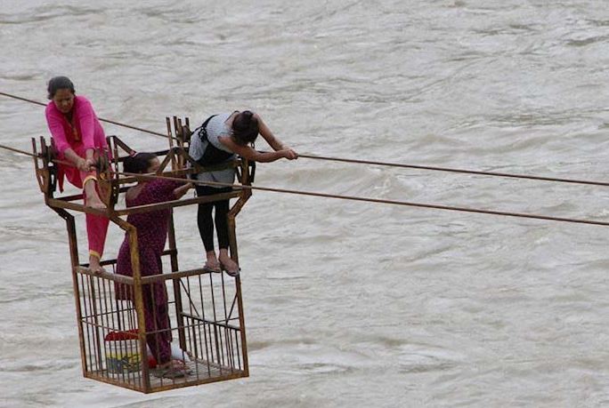 सबै तुइन झोलुङ्गे पुलद्वारा विस्थापित