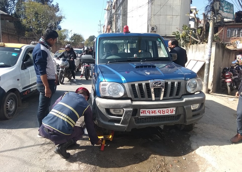 ट्राफिक प्रहरीले प्रहरीकै गाडीमा ह्विल लक लगाएर कारवाही गरेपछि...