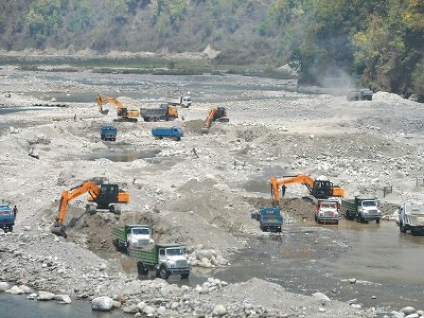 चुरे दोहनले हिंसा बढायो, पेस्तोल देखाएर खोला उत्खनन्