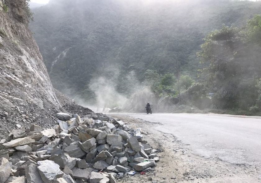 नारायणगढ–मुग्लिन र मुग्लिन–नौबिसे सडक एकतर्फी