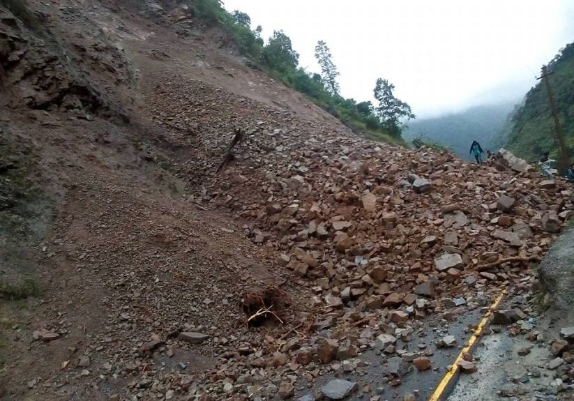 चारकिलोमा पहिरो जाँदा नारायणगढ–मुग्लिन सडकखण्ड अवरुद्ध