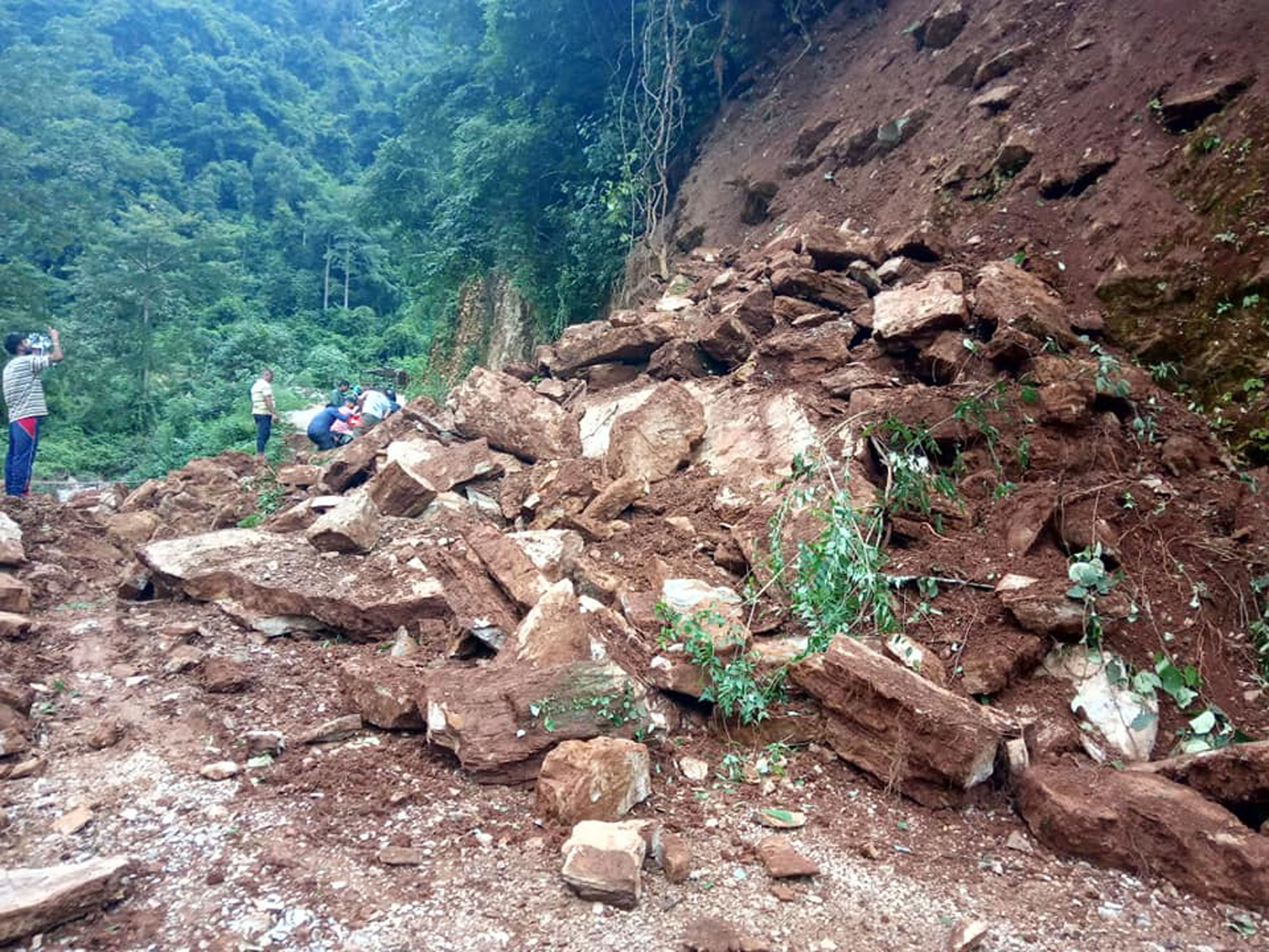 पृथ्वी राजमार्गको ३८ ठाउँको पहिरो अवरोध हटाइयो